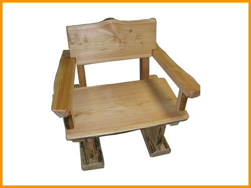 Rustikale Sitzmöbel aus Lärchenholz